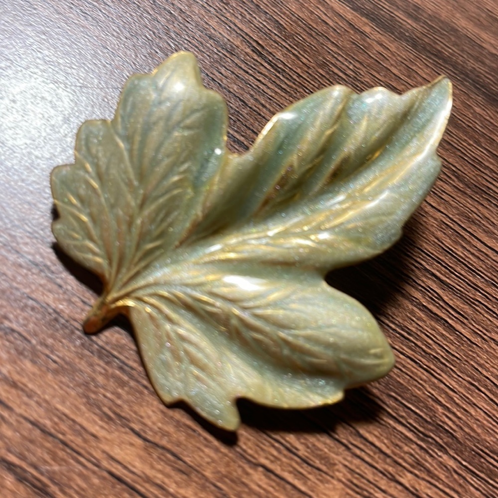 Vintage Leaf Pin Beautiful Design Excellent Color!